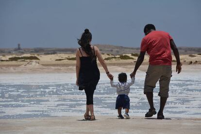 Alicia, Kada y su hijo mayor en la Isla de Sal, Cabo Verde.