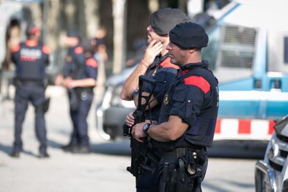 Agentes de los Mossos d'Esquadra hacen guardia en los alrededores del Parlament.