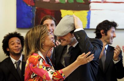 El capitán, Iker Casillas, se prueba la gorra de chulapo que le entrega la alcaldesa, Ana Botella, a solo un día de celebrar San Isidro, patrón de Madrid.
