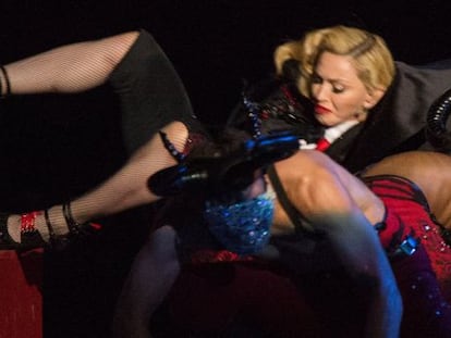 Caída de Madonna durante su actuación en los premios Brit.
