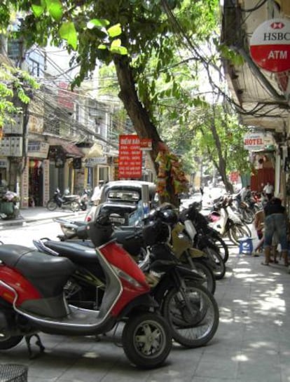 Motos en un improvisado aparcamiento.