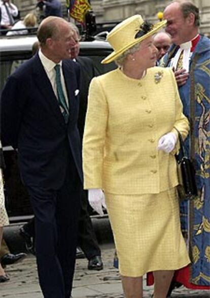 La reina de Inglaterra junto a su esposo, el duque de Edimburgo, a su llegada a la abadía de Westminster, donde ha asistido a una ceremonia religiosa.