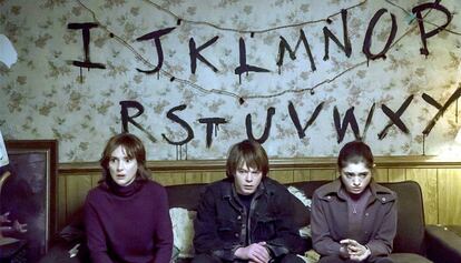 De izquierda a derecha, Winona Ryder, Charlie Heaton y Natalia Dyer, en 'Stranger Things'.