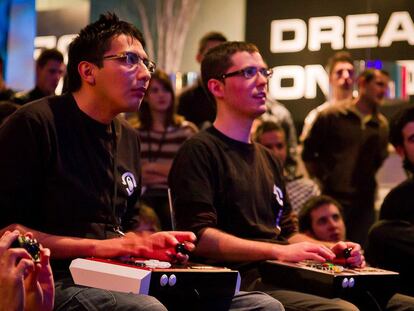 Dos participantes en el torneo de eSports de DreamHack de 2010.