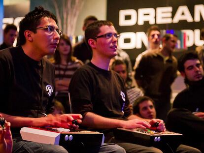 Dos participantes en el torneo de eSports de DreamHack de 2010.