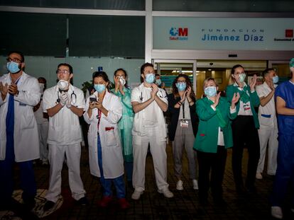 Policías, enfermeros y médicos se unen a los aplausos a los trabajadores sanitarios en la Fundación Jiménez Díaz de Madrid.