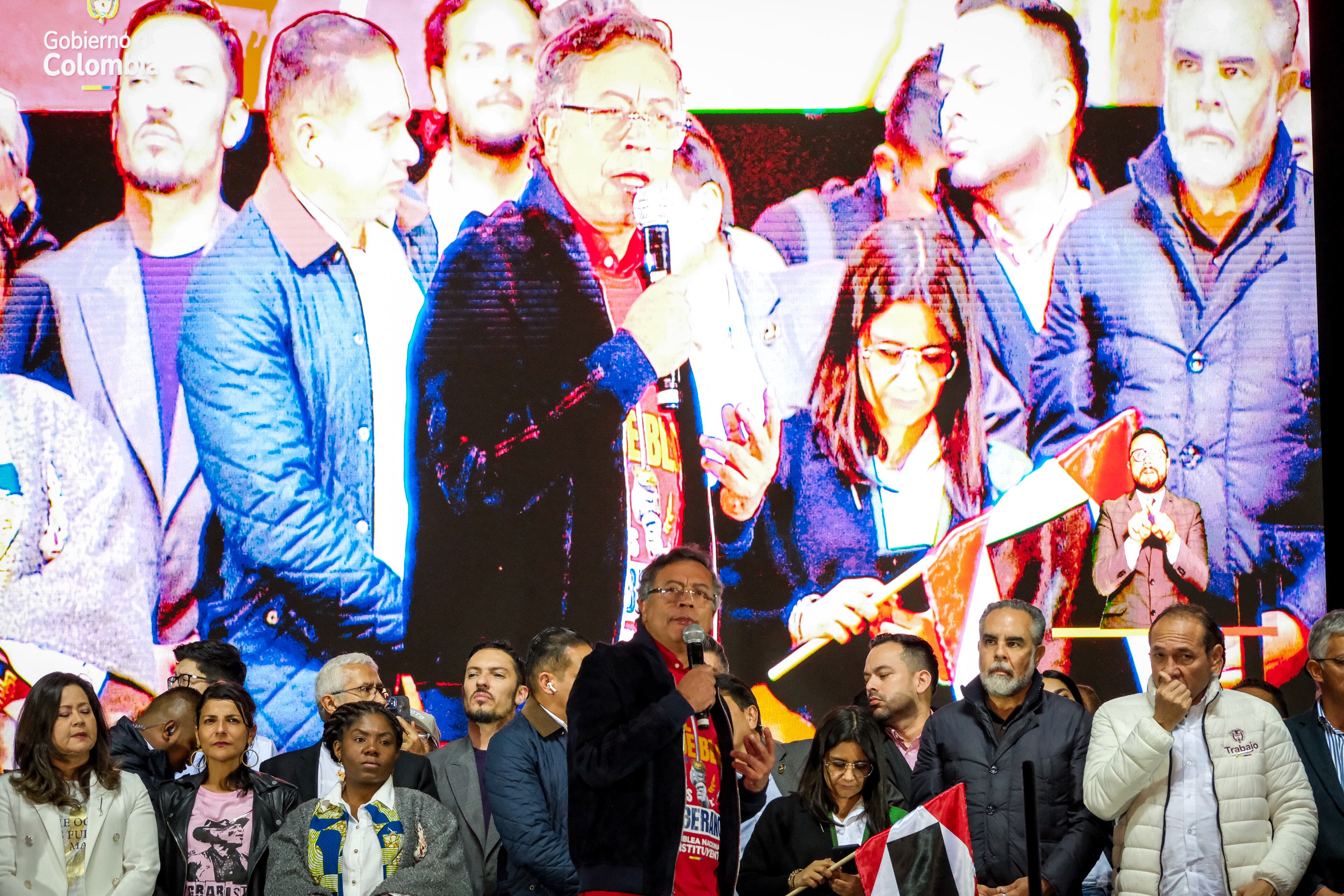 Gustavo Petro y su equipo en el discurso de este viernes.