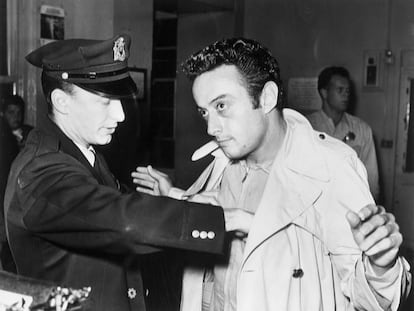 Un policía registra al comediante Lenny Bruce después de su arresto por supuestamente haber usado lenguaje obsceno durante su actuación en un club nocturno de North Beach, el Jazz Workshop, en San Francisco, Estados Unidos.