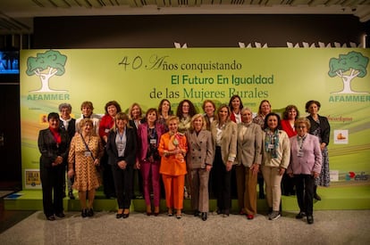 Camen Quintanilla (en el centro, con traje naranja) junto a otras representantes de Afammer, una asociación que nació hace 40 años para defender los derechos de las mujeres rurales y darles visibilidad.