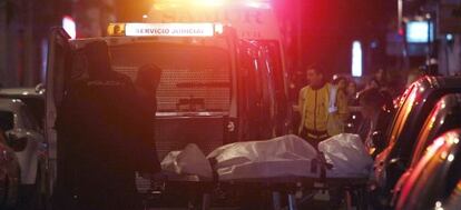 Levantamiento del cuerpo del joven de 16 años apuñalado en Vallecas.