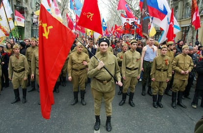 Manifestantes pro-rusos con uniformes militares soviéticos de la Segunda Guerra Mundial, durante una concentración en la ciudad ucrania de Odessa.