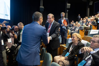 Edmundo González saluda al presidente del Gobierno, Pedro Sánchez, durante el evento, este lunes en Barcelona.