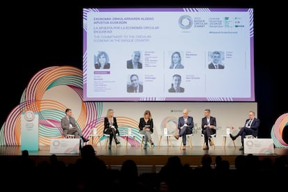 El mayor evento sobre economía circular y ecodiseño del sur de Europa, Basque Circular Summit, ha reunido esta semana en Irun (Gipuzkoa) a medio millar de especialistas para analizar las implicaciones de una transición circular en la industria. El evento, que finaliza este viernes, ha contado con representantes de la Comisión Europea, así como con empresas de la talla de Siemens Gamesa, Petronor, Iberdrola y Kutxabank. 
Este jueves el debate se ha centrado en las pymes, vitales para la economía de la Unión Europea, ya que representan el 99% de las empresas europeas y dos tercios de los empleos del sector privado. Además, se ha presentado la exposición 'Circulares / Zirkularrak', que recoge 175 ejemplos de productos sostenibles provenientes de 115 empresas. Destacan, por ejemplo, un dentífrico en pastillas, un carrito de la compra hecho de lonas publicitarias o una salsa de queso a base de un ingrediente que de otra forma se desecharía.