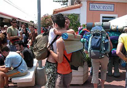 Unos jóvenes <i>fibers</i> se abrazan al llegar a la estación de Benicàssim.