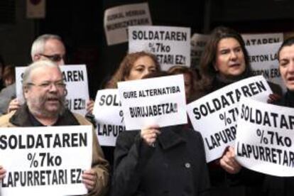 Integrantes de los sindicatos CCOO, UGT, USO, ERNE, SATSE, SME, CSI-F, SAE, UTESE y EUSPEL, durante la concentracin en protesta por la decisin del Tribunal Constitucional de paralizar el pago de la extra de Navidad a los funcionarios del Gobierno Vasco. E