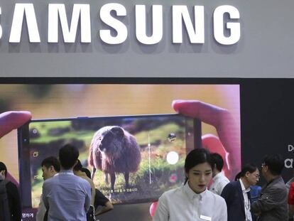 Varias personas viendo en un evento de Samsung el último Note8.