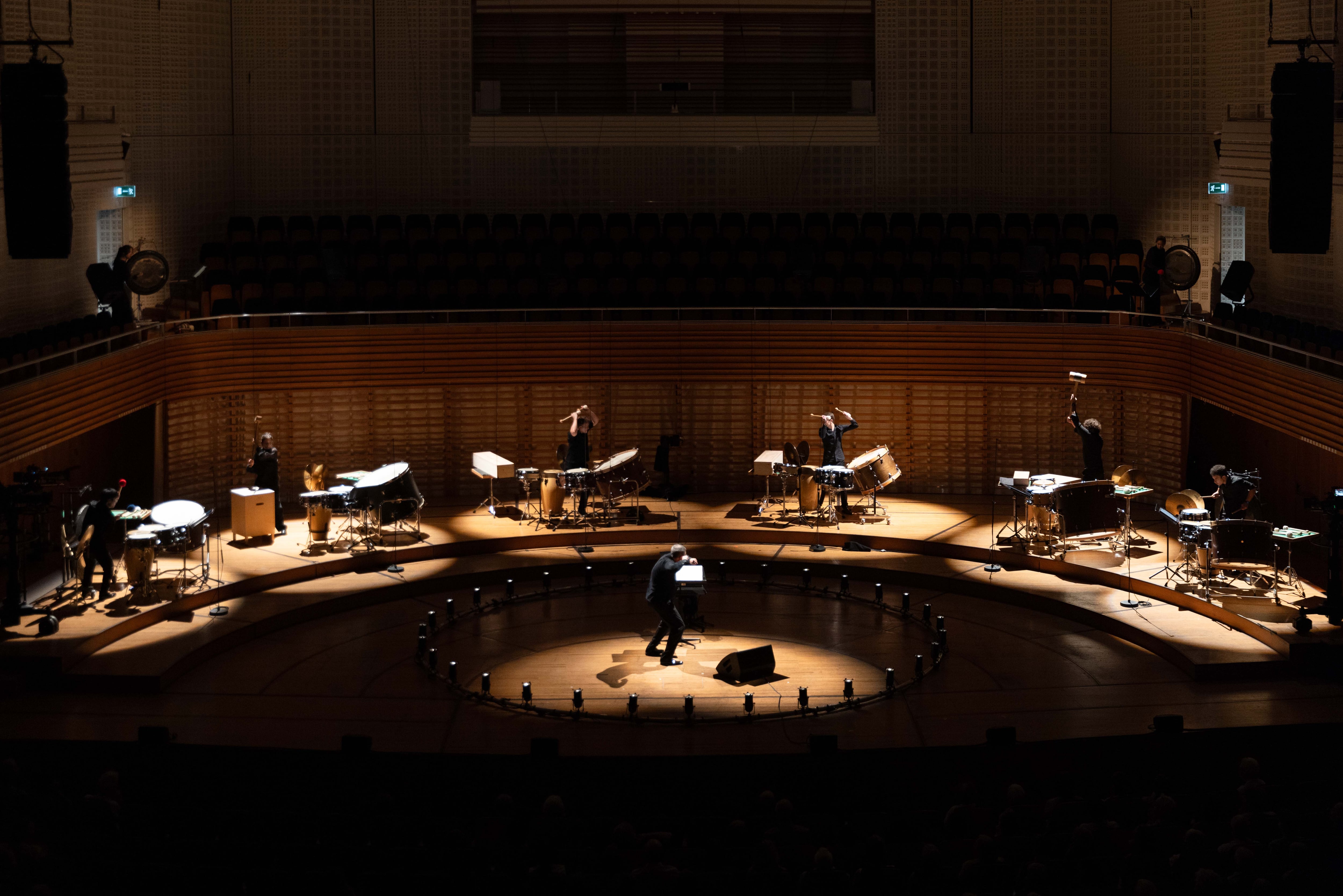 Aspecto que presentaba el escenario de la sala de conciertos del KKL en la segunda parte de ‘Tutuguri’, con Jörg Widmann dirigiendo a seis percusionistas desde el interior del círculo central.