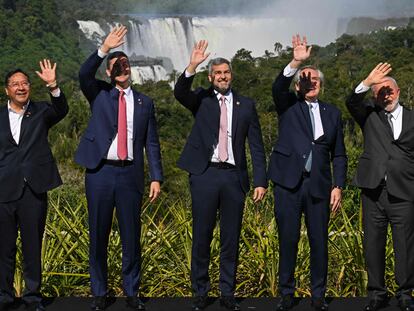 From left To right the presidents Luis Arce (Bolivia), Santiago Peña (elect president of Paraguay), Mario Abdo (Paraguay), Alberto Fernández (Argentina), Lula da Silva (Brazil) and Luis Lacalle Pou (Uruguay) this Tuesday in Puerto Iguazú.