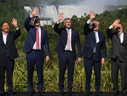 De izq. a dcha los presidentes Luis Arce (Bolivia), Santiago Peña (mandatarios electo de Paraguay), Mario Abdo (Paraguay), Alberto Fernández (Argentina), Lula da Silva (Brasil) y Luis Lacalle Pou (Uruguay) este martes en Puerto Iguazú.