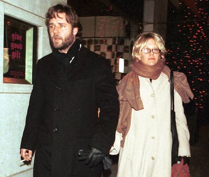 Russell Crowe y Meg Ryan paseando por Nueva York de la mano en el año 2000.