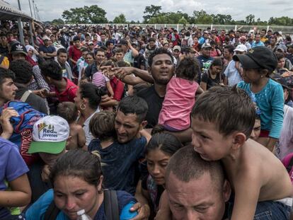 Migrantes en la frontera de México con Guatemala.