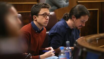 Íñigo Errejón y Pablo Iglesias, en su escaño del Congreso.