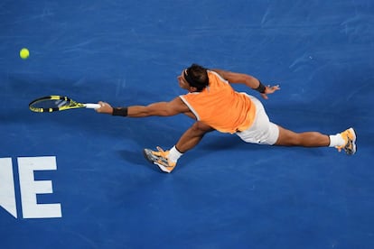 El tenista español Nadal devuelve la bola al serbio durante la final.