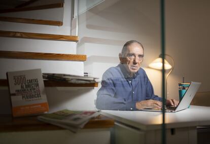 Enrique Stuyck, de 77 años, retratado en su casa de Madrid, esta semana