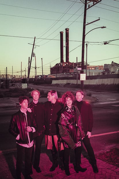 Arcade Fire en una foto de promoción