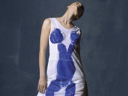 BODY ART
El arte corporal es una disciplina en la que el cuerpo humano sirve como vehículo de expresión.
Vestido sin mangas de tejido tecnológico transparente con estampado azul Klein de Céline.