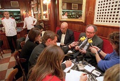 El ex director del Museo del Prado Fernando Checa, durante la rueda de prensa que ha ofrecido en el Café Gijón de Madrid.