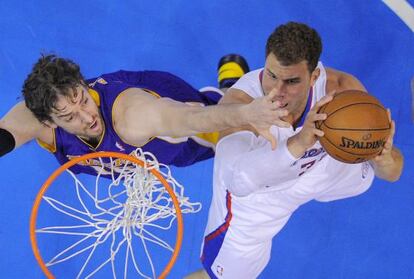 Pau Gasol intenta taponar una entrada a canasta de Blake Griffin