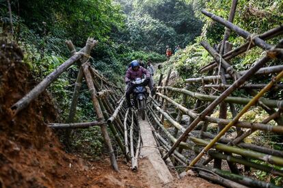 Médicos de MAM atraviesan un precario puente de bambú en moto. Moverse por territorio naga es, en ocasiones, muy complicado, y por eso se hace difícil llegar a los centros sanitarios.