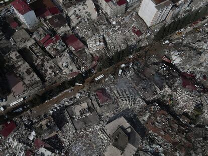 Edificios colapsados en la localidad de Kahramanmaras (Turquía), el martes. 
