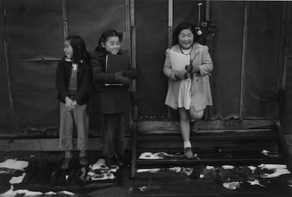 Tres colegialas contra una de las paredes del Centro de Reubicación de Guerra 'Manzanar', en 1943, en California.