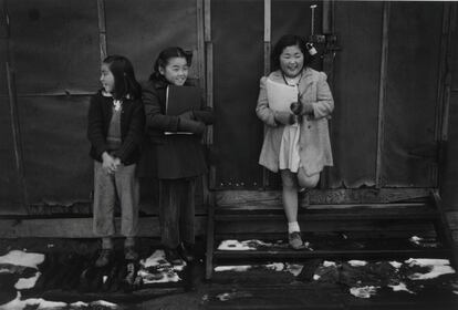 Tres colegialas contra una de las paredes del Centro de Reubicación de Guerra 'Manzanar', en 1943, en California.