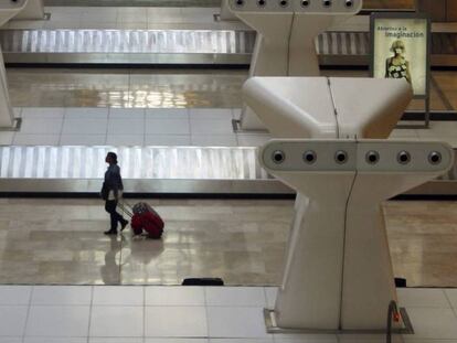  Una viajera en el área de recogida de equipajes del aeropuerto de Madrid-Barajas.