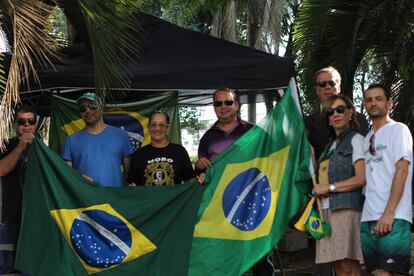 Manifestantes acampados diante da Justiça Federal do Paraná.