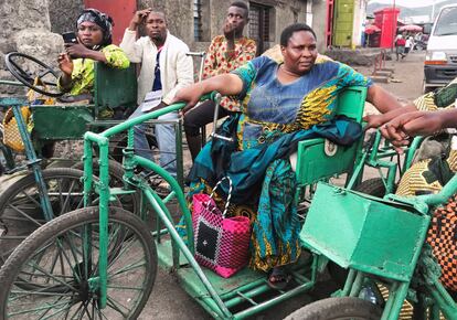 <p>“África ha visto a otras regiones iniciar campañas de vacunación contra la covid-19 durante demasiado tiempo. Este lanzamiento planificado es un primer paso fundamental para garantizar que el continente tenga un acceso equitativo a las vacunas”, declaró el pasado 5 de febrero la doctora Moeti sobe la llegada de inmunizaciones al continente. El 10 de febrero de 2021, el Grupo Asesor Estratégico de Expertos en Inmunización, conocido como SAGE, también recomendó encarecidamente que los países usaran la vacuna de AstraZeneca, para grupos prioritarios, incluso si existen variantes en un país. Pero no es tan sencillo...</p><p> En la imagen, una mensajera con discapacidad espera en su triciclo a poder transportar comestibles en tierra de nadie, entre Ruanda y el Congo, en Goma, República Democrática del Congo, el 20 de noviembre de 2020. En este país se han contabilizado 24.000 casos y 126 muertes, pero es complicado acceder a datos fiables. Matshidiso Moeti ha destacado que el despliegue es un "primer paso crítico" para garantizar el acceso de los países a las vacunas.</p>