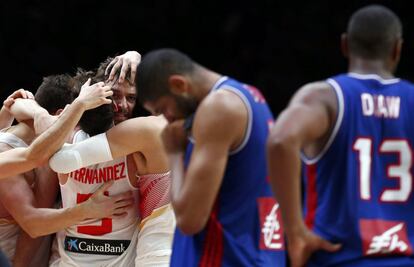 Pau Gasol celebra rodeado de los suyos la victoria.