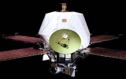 Impulsionada pelo êxito selenita, a NASA conseguiu outro marco com a nave Mariner 9, vencendo a rival soviética, a Soviet Mars 2. Em 14 de novembro de 1971, tornou-se a primeira sonda a orbitar outro planeta. Sua contribuição: mapear 85% da superfície marciana com uma resolução entre 1 e 2 quilômetros. Transmitiu mais de 7.000 imagens que permitiram contemplar o Monte Olimpo, o Vale Marineris e as duas luas do planeta vermelho: Deimos e Phobos.