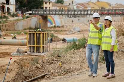 La delegada del Gobierno en la Comunidad Valenciana, Pilar Bernabé, junto al alcalde de Picanya, Josep Almenar, visita la obra de reconstrucción de la pasarela María Cambrils.