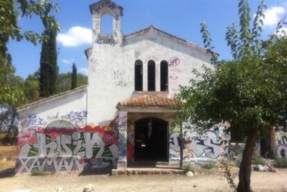 Aspecto que presenta hoy la ermita de La Aldehuela, lugar en el que este fin de semana se celebró la fiesta rave.