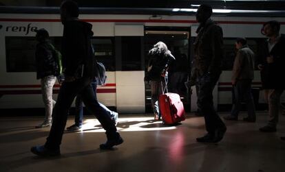 Pasajeros suben a un tren de Cercan&iacute;as en la estaci&oacute;n de Atocha.