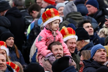 Público reunido en el centro de Copenhague para asistir a la coronación de Federico X, este domingo.