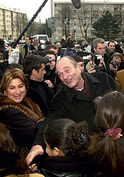 Chirac saluda a un grupo de partidarios, en su primer día de campaña.