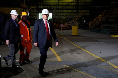 Donald Trump visita una planta de acero en Granite City, Ilinois.