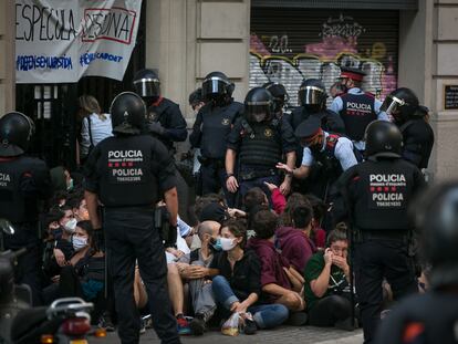 Desahucio en la calle Corsega 178, decenas de activistas lo intentan parar sentándose delante del portal el 22 de setiembre de 2020