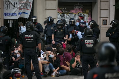 Desahucio en la calle Corsega 178, decenas de activistas lo intentan parar sentándose delante del portal el 22 de setiembre de 2020