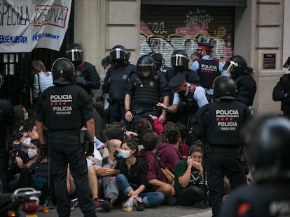 Mossos d'Esquadra sacando a decenas de activistas que intentaban paralizar un desahucio en la calle Corsega, de Barcelona.